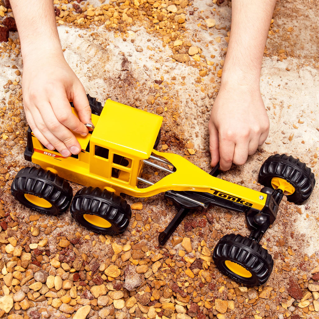 Tonka Steel Classics 4x4 Pickup Truck - Made with Steel & Sturdy Plastic, Yellow Toy Construction Truck, Boys and Girls, Kids, Toddlers, Ages 3+